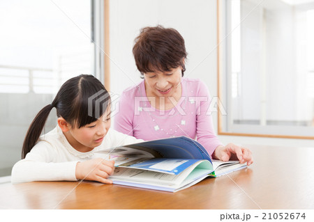 おばあちゃんと孫 21052674