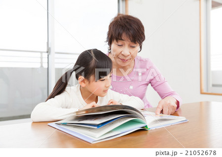 おばあちゃんと孫 おばあちゃんと孫 21052678