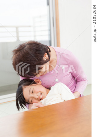 おばあちゃんと孫 21052684