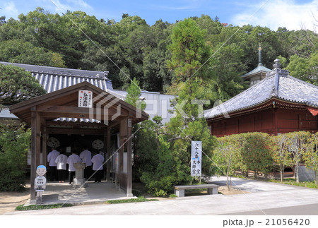 四国霊場第68番札所「神恵院」大師堂にお参りするお遍路さん 四国霊場第68番札所「神恵院」大師堂にお参りするお遍路さん 21056420