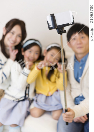 記念撮影をする家族 21062780