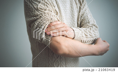 腕をまくる 21063419
