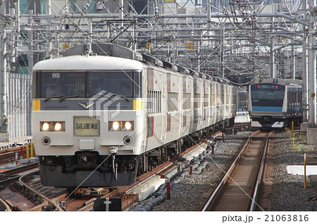 上野東京ラインで試運転をする185系電車 21063816