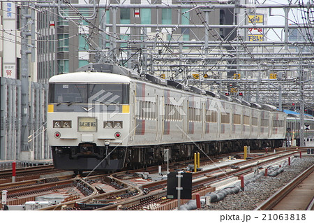 上野東京ラインで試運転をする185系電車 上野東京ラインで試運転をする185系電車 21063818