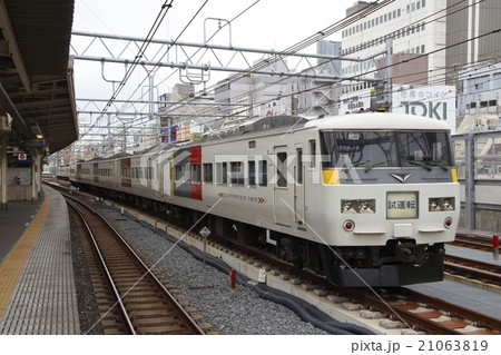 上野東京ラインで試運転をする185系電車 上野東京ラインで試運転をする185系電車 21063819