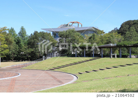 春、香川県三豊市、香川用水記念公園「催しの広場と水の資料館」 21064502