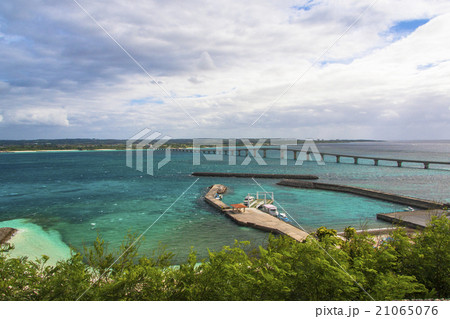 来間島大橋と漁港 21065076