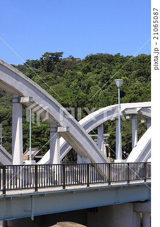 観音寺市琴弾山山頂「琴弾八幡宮」と麓にかかる「三架橋」 21065087