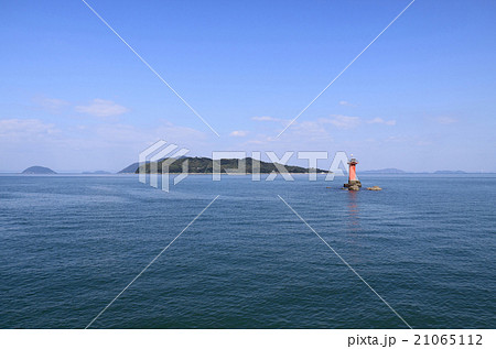 香川県三豊市の「志々島」と詫間港入口の「三玉岩灯標」を高谷鼻より見る 21065112
