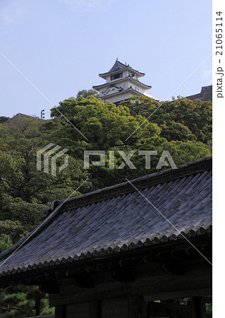 香川県丸亀市「丸亀城」天守閣（現存天守）と「御殿表門」 21065114