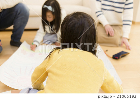 お絵描きをする子供達 お絵描きをする子供達 21065192