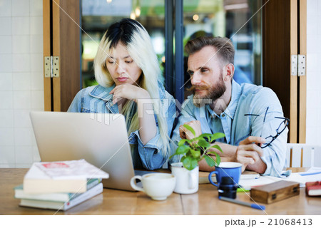 Business Brainstorming Colleague Communication Concept 21068413