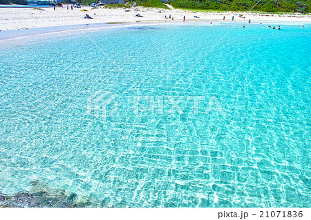真夏の伊良部島 渡口の浜と海水浴客 真夏の伊良部島 渡口の浜と海水浴客 21071836