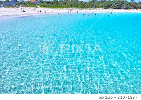 真夏の伊良部島 渡口の浜と海水浴客 真夏の伊良部島 渡口の浜と海水浴客 21071837