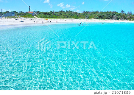 真夏の伊良部島　渡口の浜と海水浴客 21071839