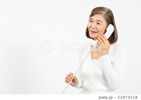 電話をするシニア女性 電話をするシニア女性 21073518