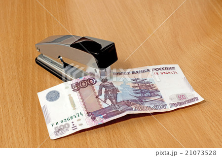 stapler with 500 russian roubles banknote 21073528
