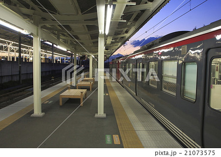 停車中のしなの鉄道115系と軽井沢駅ホーム 停車中のしなの鉄道115系と軽井沢駅ホーム 21073575