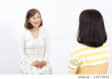 お話をするシニア・ミドル女性 お話をするシニア・ミドル女性 21073640