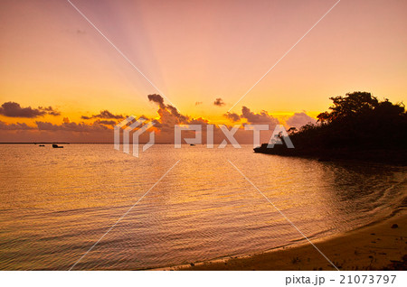 真夏の宮古島 伊良部島からの夕焼け 真夏の宮古島 伊良部島からの夕焼け 21073797