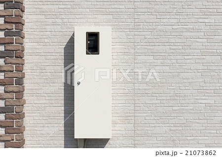 住宅 設備 アパート 共同住宅 電気メーターボックス デジタル式の写真素材