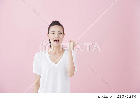 Tシャツの女性(ガッツポーズ) Tシャツの女性(ガッツポーズ) 21075284