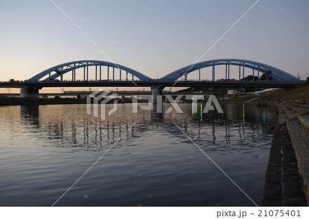 冬の多摩川丸子橋の夕暮れ 21075401
