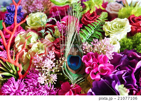 花の背景素材 造花のフラワーアレンジメント ベタ横位置の写真素材