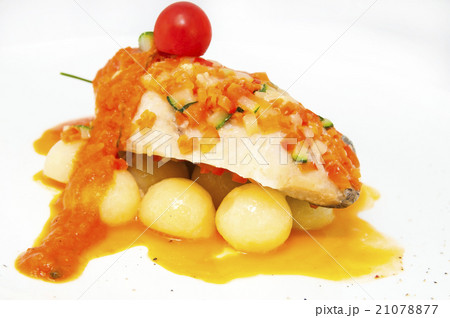 baked fish with potatoes in tomato sauce 21078877