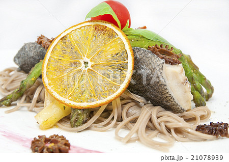 baked fish with spaghetti and mushrooms and vegeta baked fish with spaghetti and mushrooms and vegeta 21078939