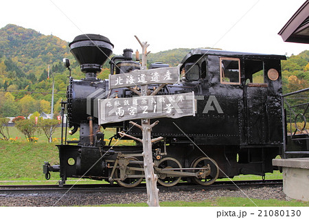 秋の森林鉄道蒸気機関車雨宮21号 横向きの写真素材
