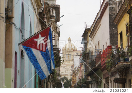 国旗を掲げたオールドハバナ 21081024