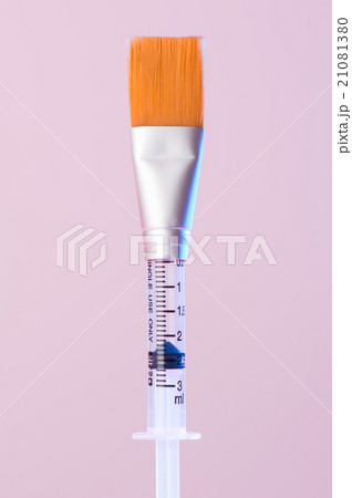 medical syringe and brush 21081380