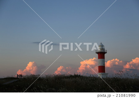 茜色に染まる入道雲と石狩灯台 茜色に染まる入道雲と石狩灯台 21081990