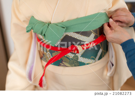 How to dress in kimono 21082273