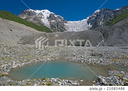 glacier and blue lake 21083486