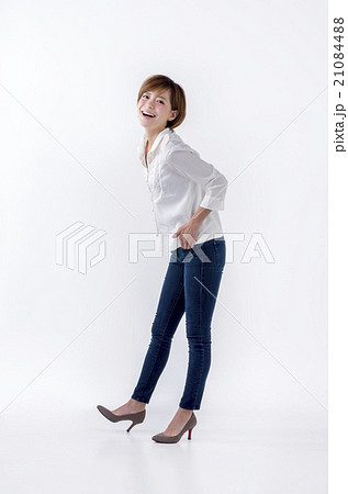 20代後半の女性 20代後半の女性 21084488