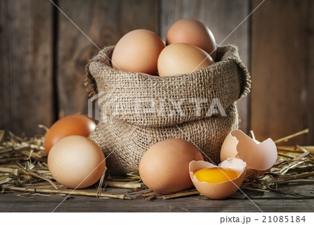 Raw organik farm eggs 21085184