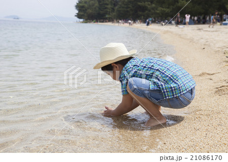 湖畔で遊ぶ子供 湖畔で遊ぶ子供 21086170