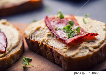 Spreads. Egg spread, grilled bacon, bread Spreads. Egg spread, grilled bacon, bread 21086508