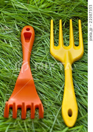 Set of gardening tools on grass Set of gardening tools on grass 21087355