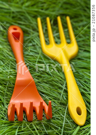 Set of gardening tools on grass Set of gardening tools on grass 21087356