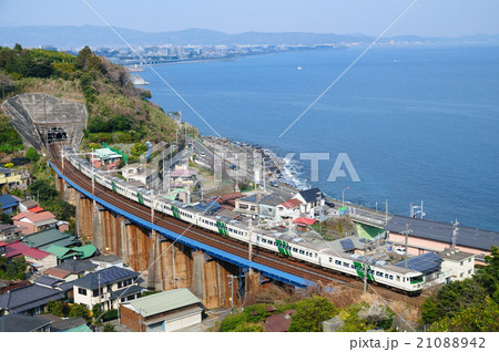 相模湾の絶景を見ながら石橋鉄橋を渡る185系特急踊り子号 21088942