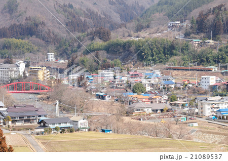 みなかみ町上牧温泉街を行く国鉄色115系ローカル電車 21089537