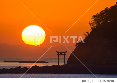 朝日と鳥居 21089890