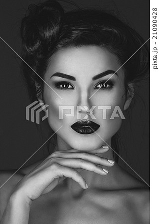 Girl with dark lips 21090428