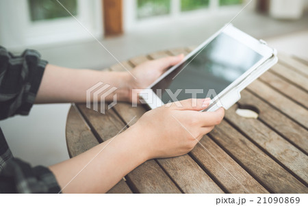 タブレットPCと女性 タブレットPCと女性 21090869