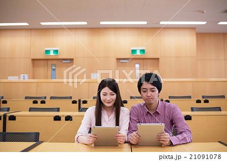 授業を受ける大学生 21091078