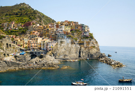 Picturesque view of Manarola harbour, Laguria Picturesque view of Manarola harbour, Laguria 21091551