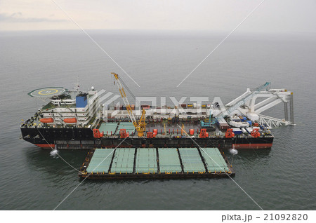 The pipelaying barge The pipelaying barge 21092820